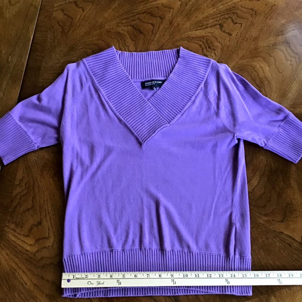 Jones New York Lavender V-Neck Top Size Medium